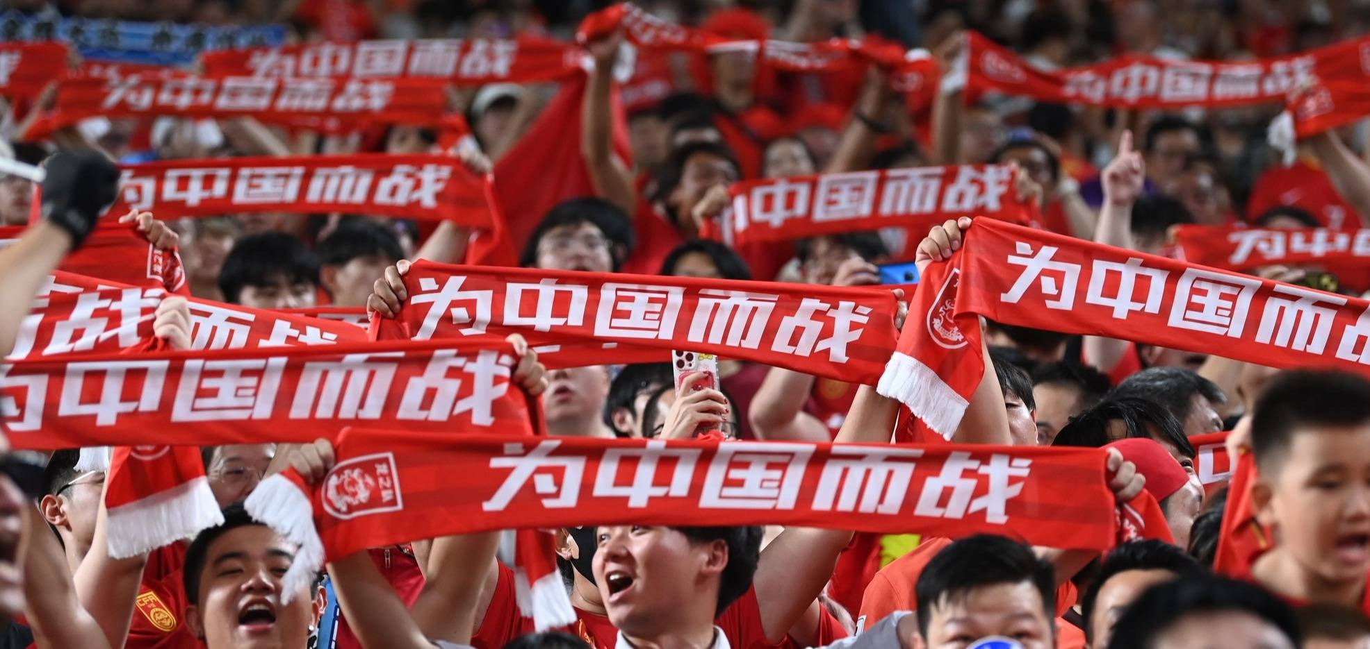 五对五对抗，球员们拼尽全力争取胜利