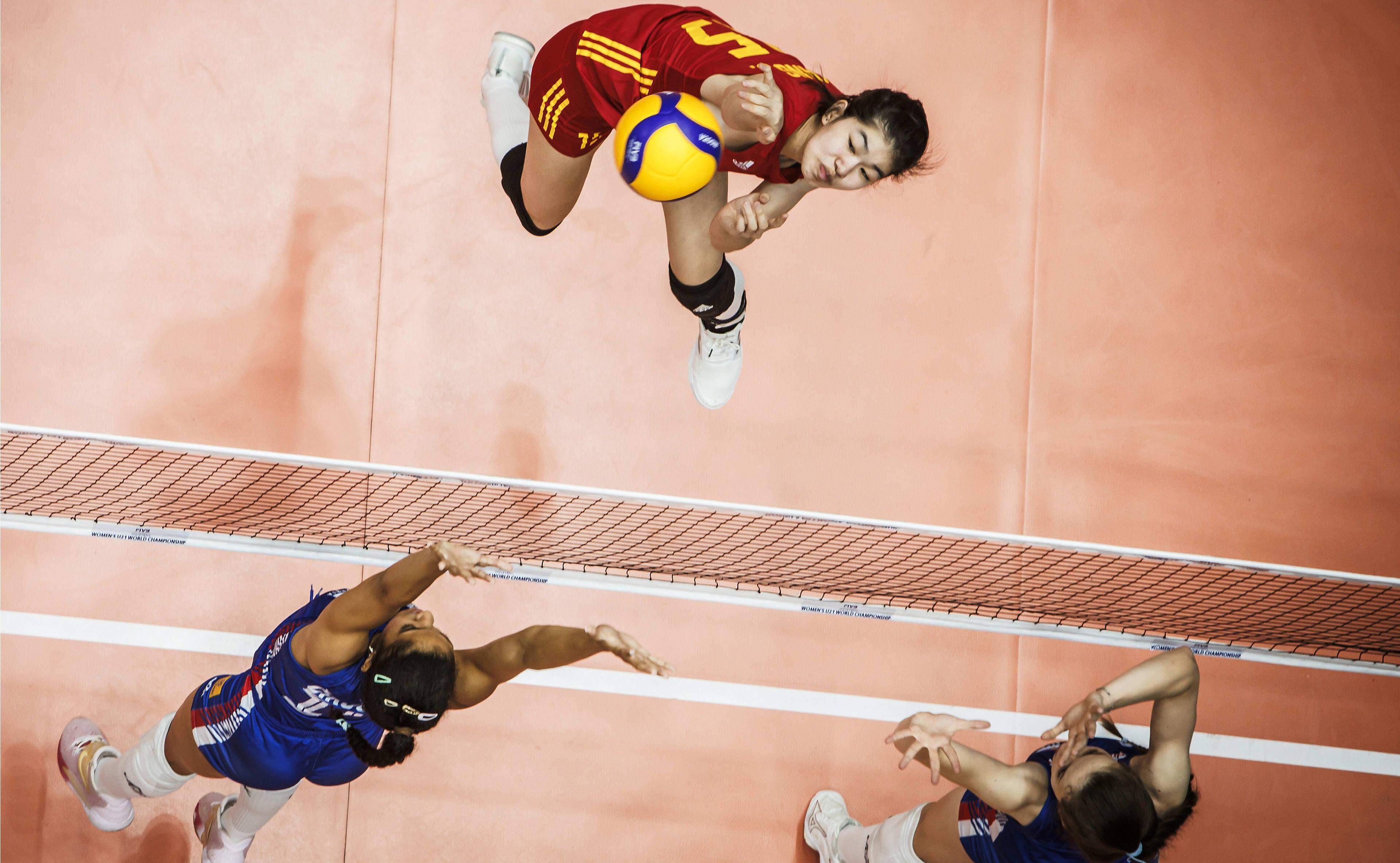 巴西女子足球队击败对手，晋级半决赛