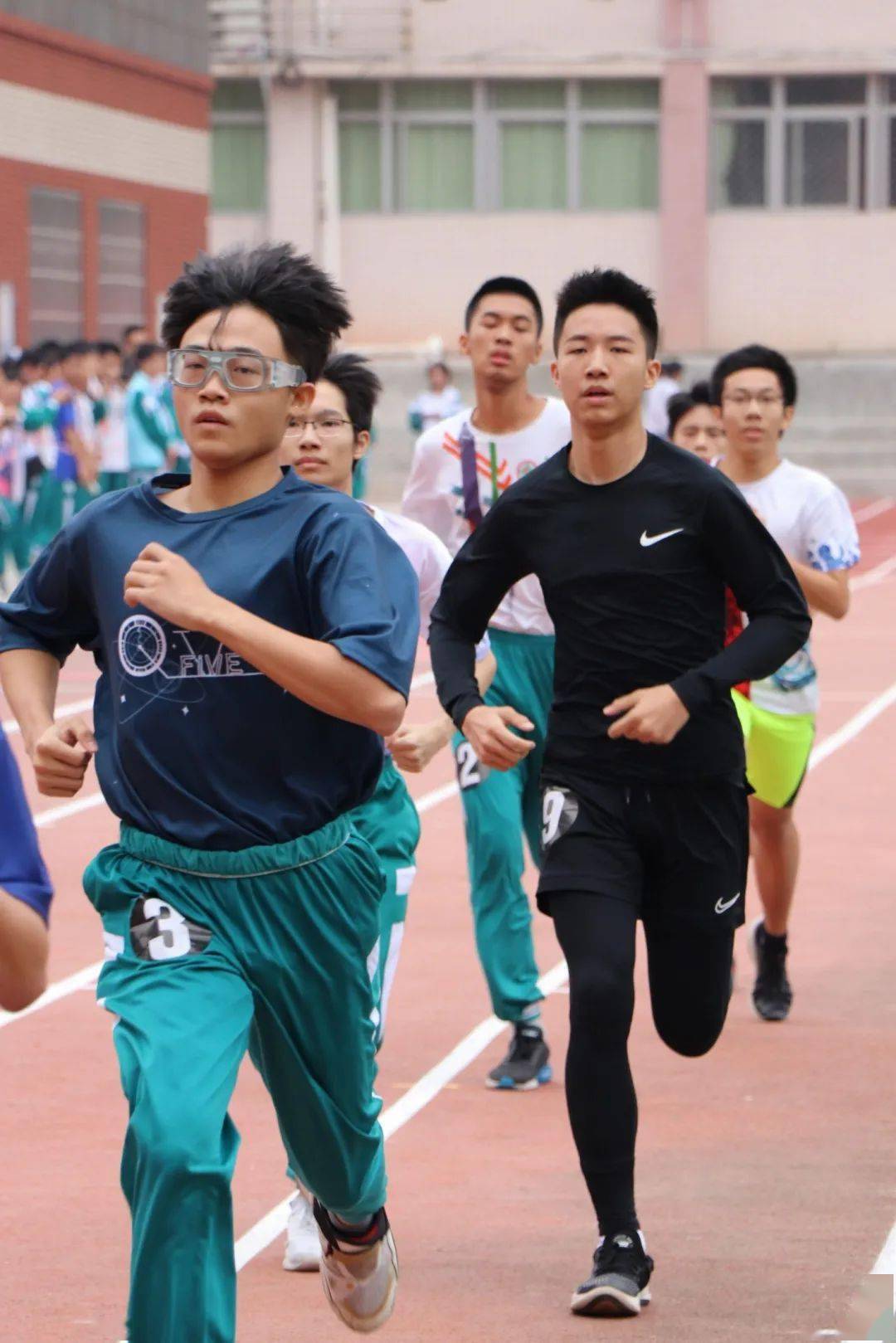 球场上青光闪闪，少年好手迸发潜力