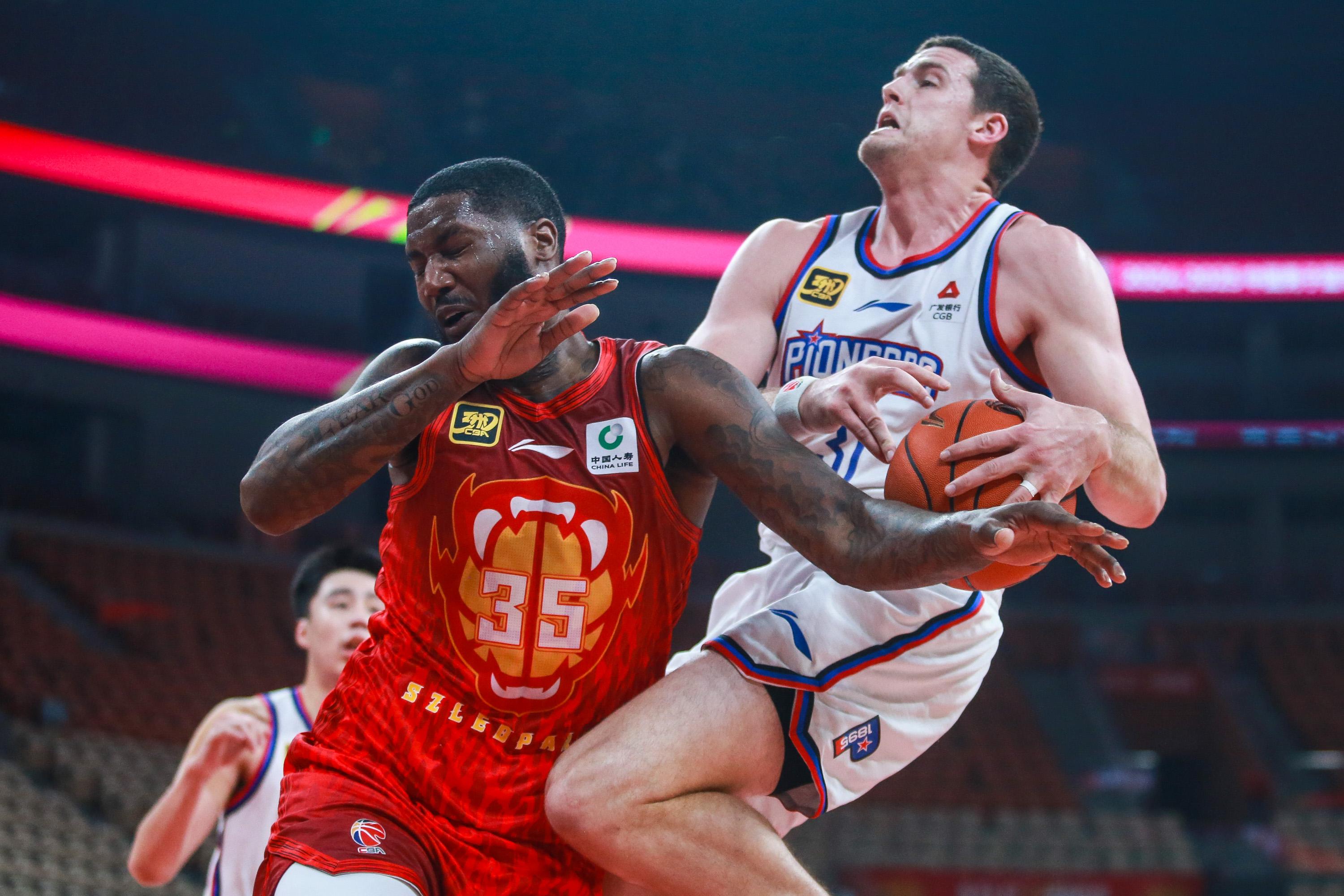 世俱杯官网-深圳队客场表现出色,力克对手锁定季后赛席位